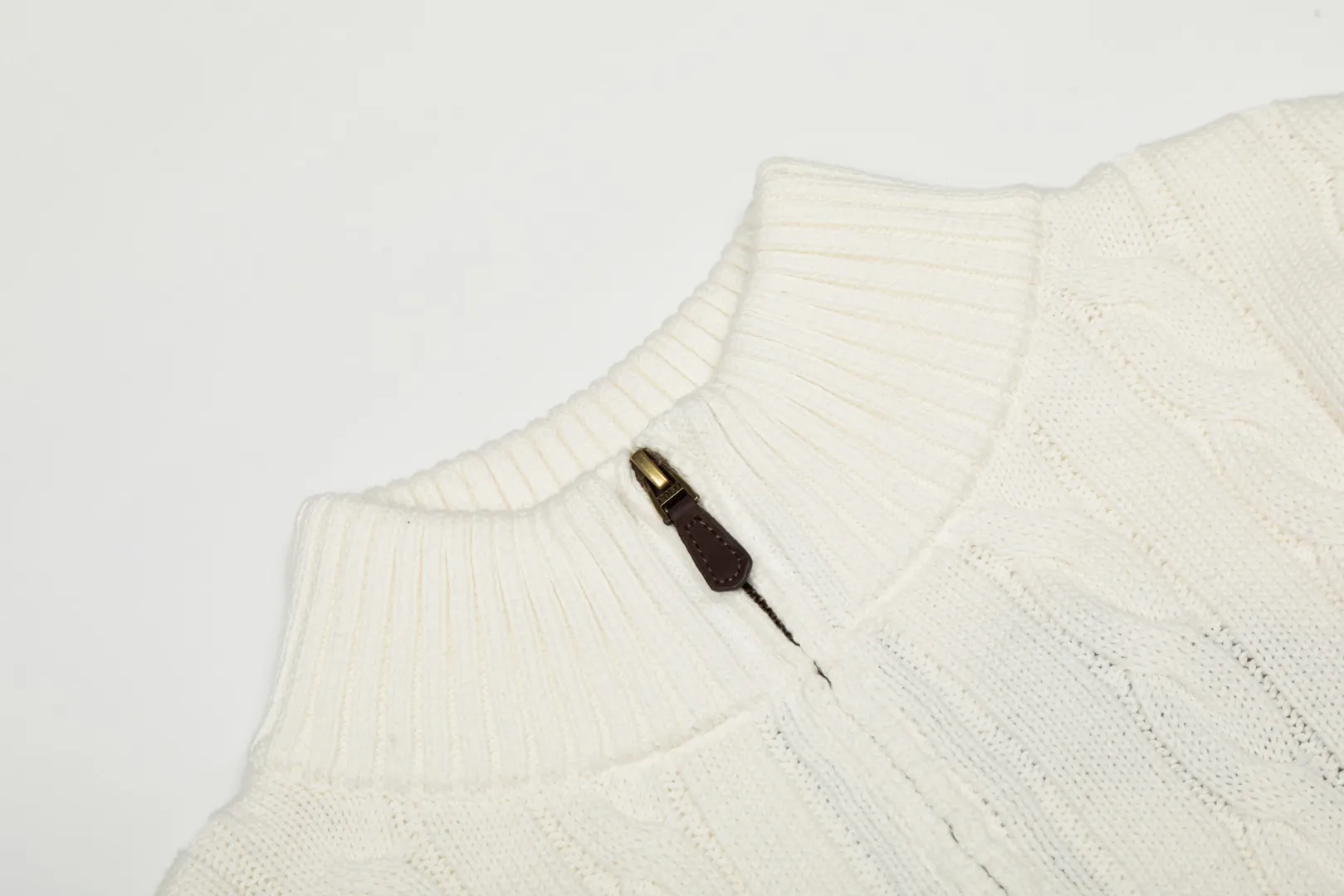 P250 Top quality" Style number: DS014# (not off the shelves all year round) [Ralph Lauren half-zip solid color pony embroidery logo twist knitted sweater] ✅Ralph Lauren half-zip classic basic versatile unisex couple pullover sweater ✅Main supplier platform live broadcast Wholesale entity Replenish when out of stock Not off the shelf ✅ZP quality 1:1 version Scan the code to enter the GF website Counter quality ✅Detailed quality The only one in Guangzhou Imported quality cotton yarn, focusing on high-end, cost-effective, good quality needless to say ✅The version is restored to the original order, the maximum size can be worn up to 200 pounds, loose, comfortable and stress-free ✅The upper body is simple and easy to match, ootd must-have style, good-looking clothes are never picky, a must-have wardrobe recommendation Size: S-XL Color: Navy blue milk white black pure white gray khaki light blue yellow pink olive green red blue label red gold label